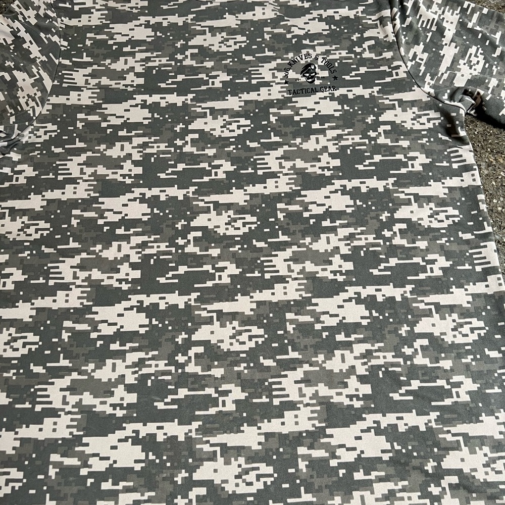 SOG Knives and Tools Gray Short Sleeve Tee with Digital Camo Design Size L